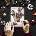 Cartão Com Dobra Tripla Red Watercolor Winter Berries in Snow Photo<br><div class="desc">Estilo de aquarela Adorável Arte botânica de Natal com aglomerados de frutos vermelhos de inverno e folhas em um galho de neve em fundo falso de textura aquática com molde fotográfico e campos de texto.</div>