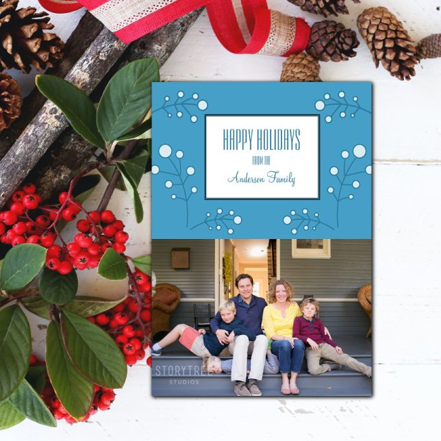 Cartão com fotos Azul de Berry Holiday (Blue Modern Berry Holiday Photo Card)