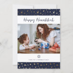 Cartão com fotos Azul Dourado Starry Happy Hanukka<br><div class="desc">Personalize facilmente este elegante e festivo cartão com fotos de Chanucá azul e ouro com um fundo azul acentuado com estrelas ouros.</div>