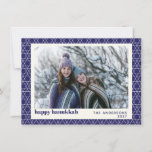 Cartão com fotos Azul Padrão de Linha do Chanucá M<br><div class="desc">Deseje aos amigos e à família um Hanukkah feliz com esta simples carta com um padrão moderno de linha de estrelas judaicas em azul e branco vibrantes,  personalizado com a sua foto,  saudação e nome.</div>