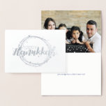 Cartão com fotos de Bolhas de Neve e Feliz Hanukka<br><div class="desc">Na moda e feliz Cartão com fotos de Férias Feliz de Hanukkah Snow Bubbles é perfeito para todos os seus amigos e família nesta temporada de férias. Personalize o texto com seu nome de família e o ano e troque a foto por uma foto de seus filhos, animais de estimação...</div>