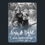 Cartão com fotos de Chanucá e Amor<br><div class="desc">Mande suas saudações a Chanucá em estilo com essas belas cartas. O pano de fundo azul do livro desaparece na foto da sua família, com uma doce mensagem de "Amor e Luz" em tipografia de pinceladas brancas. Personalize com seu nome de família e o ano, e personalize a saudação também,...</div>