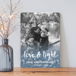 Cartão com fotos de Chanucá e Amor<br><div class="desc">Mande suas saudações a Chanucá em estilo com essas belas cartas. O pano de fundo azul do livro desaparece na foto da sua família, com uma doce mensagem de "Amor e Luz" em tipografia de pinceladas brancas. Personalize com seu nome de família e o ano, e personalize a saudação também,...</div>