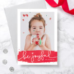 Cartão com fotos de Feriado de Brushaft Joyful<br><div class="desc">Um cartão de feriado moderno,  com uma pincelada vermelha festiva e um roteiro alegre. O backer inclui um padrão de neve com a opção de remover e trocar por uma mensagem personalizada ou fotos adicionais.</div>