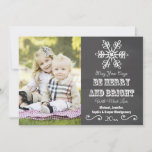 Cartão com fotos de Feriado de Neve Chalkboard<br><div class="desc">Adicione sua foto favorita a esses cartões com fotos de feriados com um quadro-negro e um design com floco de neve com as palavras Que seus dias sejam Felizes e brilhantes. O cartão temático do inverno ou Natal tem um padrão vermelho e branco de flocos de neve. Trabalho de arte...</div>