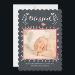 Cartão com fotos de Férias da Família Chalkboard A<br><div class="desc">Envie um cartão de natal único este ano que sua família e amigos vão amar. Nosso cartão de natal fotográfico moderno apresenta um quadro branco e vermelho brilhante para sua foto, com o colchete de na moda, floresce mostrando a tipografia dizendo "abençoado", definido em um popular fundo negro de quadro...</div>