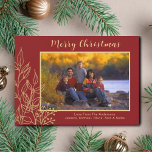 Cartão com fotos de Férias de Natal Dourado e Feli<br><div class="desc">Este Cartão de Natal de Férias de na moda envia Saudações para a família e os amigos de Seasons. É decorada com folhagem dourada desenhada à mão e bagas num fundo vermelho e borrado. Facilmente personalizável com sua foto e seus nomes. Porque nós criamos a nossa trabalho de arte, você...</div>