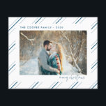 Cartão com fotos de Férias de Orçamento | Natal mo<br><div class="desc">Crie uma impressão duradoura nesta temporada com um cartão de feriado exclusivo. Esta simples modelo de cartão de árvore de Natal apresenta um design limpo e moderno. Personalize-o com as suas informações e torne-o exclusivamente seu! O Livro de Orçamento é magro! ***ATUALIZAR PARA UM PAPEL MAIS ESPESADO. NENHUMA ENVELOPES INCLUÍDA.***...</div>