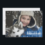 Cartão com fotos de Férias Hanukkah com Flocos de<br><div class="desc">O na moda e o Cartão com fotos de Natal bonitinho do Chanucá é perfeito para todos os seus amigos e família nesta temporada de férias. Possui nuvens de aquarela azul com estrelas brancas e flocos de neve em ambos os lados. Personalize o texto com seu nome de família e...</div>