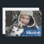 Cartão com fotos de Férias Hanukkah com Flocos de<br><div class="desc">O na moda e o Cartão com fotos de Natal bonitinho do Chanucá é perfeito para todos os seus amigos e família nesta temporada de férias. Possui nuvens de aquarela azul com estrelas brancas e flocos de neve em ambos os lados. Personalize o texto com seu nome de família e...</div>