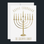 Cartão com fotos de Férias Moderno Feliz Chanukah<br><div class="desc">Compartilhe seus desejos de feriado nesta temporada de Chanukah com uma única placa fotográfica personalizada. Esta design festiva apresenta uma menorah dourada na frente da placa. Acima se lê "Happy Chanukah" e um nome de família abaixo do qual pode ser personalizado. A parte de trás do cartão apresenta uma foto...</div>