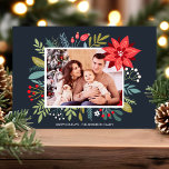Cartão com fotos de Natal do Buquê Poinsettia<br><div class="desc">Esta design de cartões de Natal com fotos da família apresenta um belo buquê de poinsettia floral moderno com verde e uma saudação personalizada! Compare um fundo azul marinho escuro com um fundo bolinhas branco. Personalize este design personalizado com seu próprio cartões de natal e nome de família.</div>