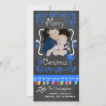 Cartão com fotos de Natal Merry Chalkboard<br><div class="desc">Feliz cartões com fotos de Natal com uma aparência de quadro comum, muitas espirais azuis brilhantes e texto que lê Feliz Natal, uma série de luzes coloridas de árvores em várias cores, ornamentos azuis pendurados, e áreas que você pode personalizar esses belos e brilhantes cartões com fotos de feriado com...</div>