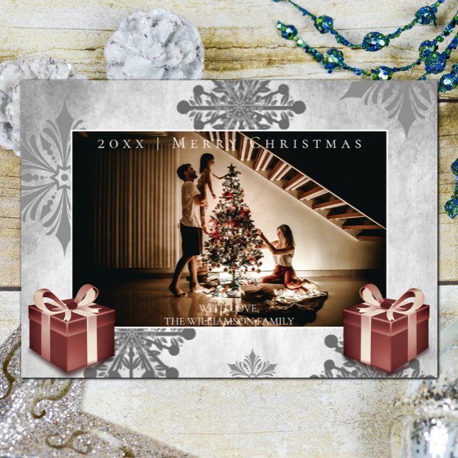 Cartão com fotos de Presentes de Natal Vermelhos e (Red Christmas Gifts and Snowflakes Holiday Photo Card)
