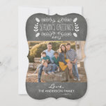 Cartão com fotos de Saudações de Rustic Chalkboard<br><div class="desc">Celebre a alegria do Natal com um belo cartão com fotos de saudações da estação. Este Cartões de foto de Natal apresenta um fundo de quadro com cones de pínus e ornamentos rústicos. Você também pode personalizar o cartão para exibir o ano atual e o nome da sua família. Altere...</div>