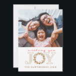 Cartão com fotos de Wreath de Amarra de Natal<br><div class="desc">Celebrar o mágico do Natal com este cartão de feriado. Personalize-o com seu nome de família, data e foto. O design apresenta a palavra alegria com uma faixa de aquarela. O verso apresenta uma lavagem de aquarela vermelha e minimalista que complementa lindamente o trabalho de arte frontal. Projetado para você...</div>