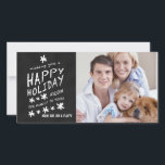 CARTÃO COM FOTOS FELIZ DE FERIADO DO CHALKBOARD<br><div class="desc">CARTÃO COM FOTOS FELIZ DE FERIADO. Fonte de giz divertida usada em um fundo de efeito de quadro negro. Desejo-lhe uma FESTA FELIZ DA NOSSA FAMÍLIA PARA A SUA. Personalize com seu nome e foto da família. Elke Clarke© para a Galeria de Monogramas. Para um ditado diferente, entre em contato...</div>