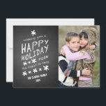CARTÃO COM FOTOS FELIZ DE FERIADO DO CHALKBOARD<br><div class="desc">CARTÃO COM FOTOS FELIZ DE FERIADO. Fonte de giz divertida usada em um fundo de efeito fotográfico impresso no quadro negro. Desejo-lhe uma FESTA FELIZ DA NOSSA FAMÍLIA PARA A SUA. Personalize com seu nome e foto da família. Elke Clarke© Disponível em ww.zazzle.com/monogramgallery. Para um ditado diferente, por favor contacte...</div>