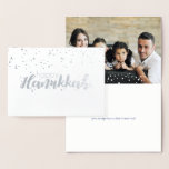 Cartão com fotos feliz gravado das bolhas da neve<br><div class="desc">O cartão com fotos feliz à moda e bonito do feriado das bolhas da neve de Hanukkah é perfeito para todos seus amigos e família esta época natalícia. Personalize o texto com seu nome de família e o ano e troque para fora a imagem para uma foto de seus miúdos,...</div>