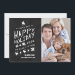 Cartão com fotos FUN CHALKBOARD FELIZ HOLIDAY<br><div class="desc">CARTÃO COM FOTOS FELIZ DE FERIADO. Fonte de giz divertida usada em um fundo de efeito de quadro negro. DESEJANDO-LHE UMA FESTA FELIZ DA NOSSA FAMÍLIA PARA A SUA. Personalize com seu sobrenome e nomes próprios de seus familiares e fotos da família. Elke Clarke© para a Galeria de Monogramas. Para...</div>