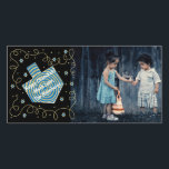 Cartão com fotos Hanukkah "Dreidel Spinner"<br><div class="desc">Feliz Feriado, Cartão com fotos de Hanukkah/Chanukah, "Dreidel Spinner" Glossy, Cartão com fotos com envelope branco. Personalize substituindo a foto e o texto, "Happy Chanukah! Much Love, The Blumbergs" Personalize o texto escolhendo seu estilo de fonte, cor e tamanho favoritos. Reajustar, redimensionar e remodelar para personalizar. A cor de fundo...</div>