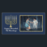 Cartão com fotos Hanukkah "Elegante Menorah Blue"<br><div class="desc">Feliz Feriado, Cartão com fotos Chanucá/Chanukah, "Elegante Menorah Blue" Glossy, Cartão com fotos com envelope branco. Personalize substituindo a foto e o texto, "Happy Hanukkah, The Blumbergs" Personalize o texto escolhendo seu estilo de fonte, cor e tamanho favoritos. Reajustar, redimensionar e reprogramar para personalizar. Obrigados para parar e comprar! Muito...</div>