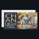Cartão com fotos Hanukkah/envelope Chanukah Feliz<br><div class="desc">"Chanukah Happy Dourada" brilhante, cartão com fotos com envelope branco. Personalize substituindo fotos e texto. Traga sua foto e edite com ferramentas para recortar, mudar filtro e muito mais. Substitua meu texto "feliz" e "Paz e Amor, Karen, Ben, Kev, Sam, Steve e Jake" pelas suas mensagens. Personalize o texto escolhendo...</div>