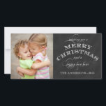 CARTÃO COM FOTOS HOLIDAY feliz | CHALKBOARD<br><div class="desc">CARTÃO COM FOTOS DE NATAL DE MERCADORIAS NO QUADRO PRETO E CORES BRANCAS COM FONTES DE SCRIPT DE VINTAGEM. PERSONALIZE COM SUA FOTO E NOMES FAMILIARES. ELKE CLARKE © Desejando um Feliz Natal e um Feliz ano novo. CARTÕES DE NATAL FOTO</div>