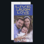 Cartão com fotos Holiday Hanukkah "Love a Latke"<br><div class="desc">Feriado, Cartão com fotos de Chanucá, "Live Laugh Love a Latke" Glossy, Cartão com fotos com envelope branco. Personalize substituindo fotos e texto, "Happy Hanukkah, The Blumbergs" Personalize a redação escolhendo o estilo, cor e tamanho de sua fonte favorita. Obrigados para parar e comprar! Muito apreciado. Feliz Hanukkah! Compartilhe seus...</div>
