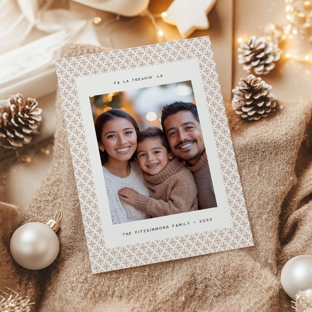 Cartão com fotos mínimo de férias nórdicas castanh (Neutral Snowflake Modern Christmas Flat Card brown)