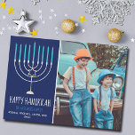 Cartão com fotos Moderno Feliz da Família Hanukkah<br><div class="desc">Este cartão feliz e giro Hanukkah apresenta uma bela menorah em um fundo azul com tipografia branca. Este belo cartão de feriado judeu apresenta sua própria fotografia ao lado do nome da sua família.</div>