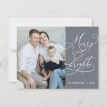 Cartão com fotos moderno, Feliz e família brilhant<br><div class="desc">Feliz e Brilho. Celebre a temporada com este cartão com fotos familiar. Ele é totalmente personalizável e personalizado com suas próprias mensagens de saudação. Por favor, lembre-se de substituir o exemplo de foto pela sua foto. É simples, fácil, mas moderno minimalista e festivo. Este é o cartão de saudação perfeito...</div>