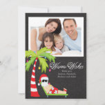 Cartão com fotos tropical da família do feriado do<br><div class="desc">O papai noel havaiano tropical do quadro na moda & popular aquece a caracterização do cartão de Natal da foto de família dos desejos papai noel lounging bonito sob uma palmeira decorada com as luzes e os ornamento de Natal ajustados em um fundo moderno do quadro do quadro-negro à moda....</div>