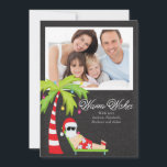 Cartão com fotos tropical da família do feriado do<br><div class="desc">O papai noel havaiano tropical do quadro na moda & popular aquece a caracterização do cartão de Natal da foto de família dos desejos papai noel lounging bonito sob uma palmeira decorada com as luzes e os ornamento de Natal ajustados em um fundo moderno do quadro do quadro-negro à moda....</div>
