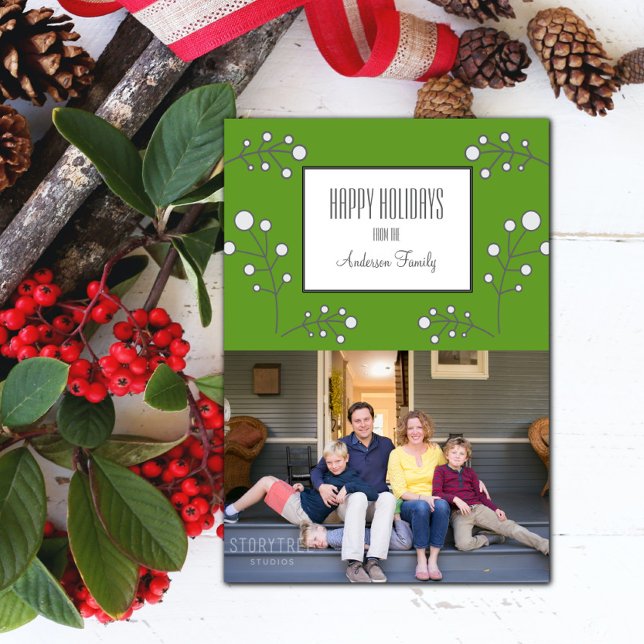 Cartão com fotos Verde Moderno Berry Holiday (Green Modern Berry Holiday Photo Card)
