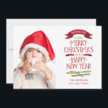 Cartão com fotos vermelho do feriado da bandeira<br><div class="desc">A tipografia rotulada mão com vintage denominou bandeiras no vermelho e o verde envia a desejos do feriado para o Feliz Natal e um feliz ano novo à família e aos amigos esta época natalícia. Veja a coleção inteira dos cartões de natal e dos cartões com fotos em katparrella.com</div>