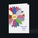 Cartão Como uma irmã a mim, costurado aniversário da flor<br><div class="desc">Um cartão de aniversário maravilhoso para um amigo que aprecie sewing. Envie-lhe cartões de aniversários com esta flor acolchoada bonita. Cada pétala é um teste padrão diferente com costura branca. Seu amigo estofando amará este cartão de aniversário. Um interior bonito do verso termina este cartão de aniversário para dizer a...</div>