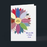 Cartão Como uma irmã a mim, costurado aniversário da flor<br><div class="desc">Um cartão de aniversário maravilhoso para um amigo que aprecie sewing. Envie-lhe cartões de aniversários com esta flor acolchoada bonita. Cada pétala é um teste padrão diferente com costura branca. Seu amigo estofando amará este cartão de aniversário. Um interior bonito do verso termina este cartão de aniversário para dizer a...</div>
