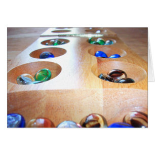 Cartão Conselho Mancala com peças de jogos