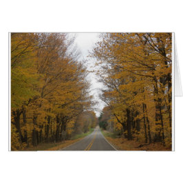 Cartão Cor da queda em estradas em torno do lago pine
