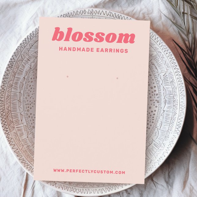 Cartão cor-de-rosa claro retrorreflector de letra  (Light blush pink retro font logo pink earring card)