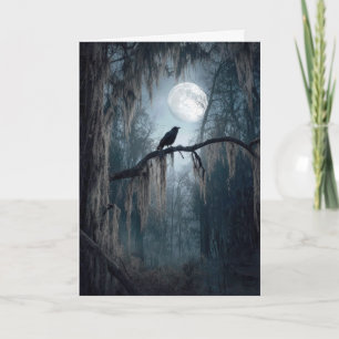 Cartão Corvo de Halloween numa Floresta Assustadora