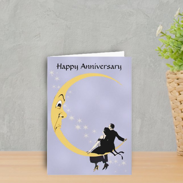 Cartão Crescent Moon Face Stars Casal Aniversário (Couple sitting on angry crescent moon on blue Happy Anniversary Greeting card.)
