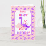 Cartão Crianças aniversário de 3 anos de Dinossauro Rosa<br><div class="desc">Um cartão de aniversário de 3 anos divertido. Este brilhante cartão de terceiro aniversário apresenta um desenho animado Purple Brontosaurus e um Tricerátops cor-de-rosa, colocado sobre um fundo de dinossauro roxo e rosa Um design bonito para uma menina que terá três anos de idade. A idade de aniversário e o...</div>