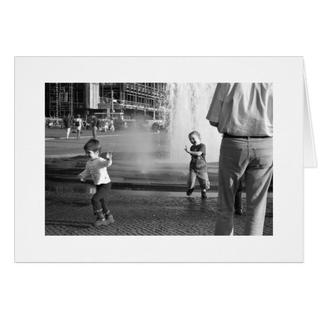 Cartão Crianças na Fonte de Berlim (Frente Horizontal)