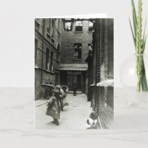 Cartão Crianças que jogam em um precário, 1899