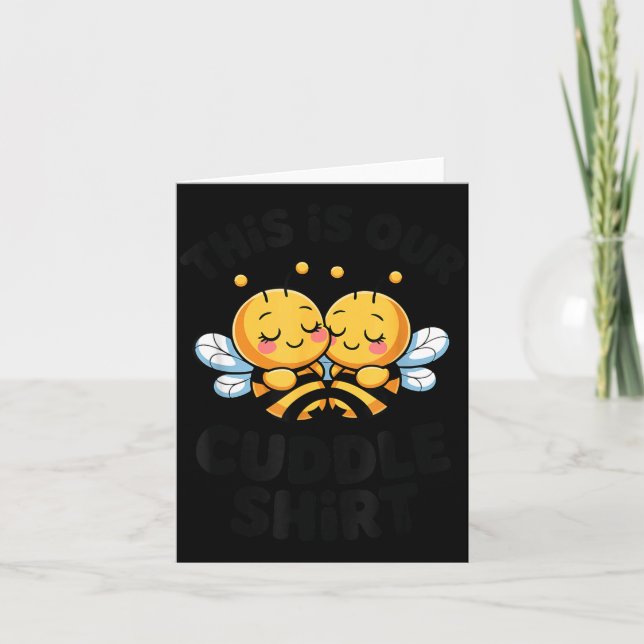 Cartão Cute Bee Couple Cuddle Funny Romantic  (Frente)