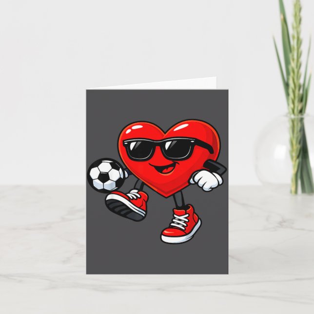 Cartão Cute Heart Playing Soccer Valentines Day Soccer Bo (Frente)