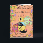 Cartão Da abelha irrisório do mel da abelha de acolchoado<br><div class="desc">Diga de "a um cartão de aniversário favorito da abelha acolchoado" do quilter "feliz aniversario" com este. Esta abelha amarela e preta colorida e irrisório do mel tem claro - esverdeie as asas com motivos pequenos do bloco da edredão, um lenço do azul de turquesa é amarrado em torno de...</div>