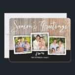 Cartão da colagem da foto do Woodgrain dos<br><div class="desc">Um design rústico moderno da tipografia bonita que lê da "os cumprimentos estação" e caracteriza uma colagem moldada de três fotos de sua família feliz ajustada em um fundo de madeira da grão do falso na parte dianteira. Na parte traseira, uma foto sem redução é apropriada para moldar. Um cartão...</div>
